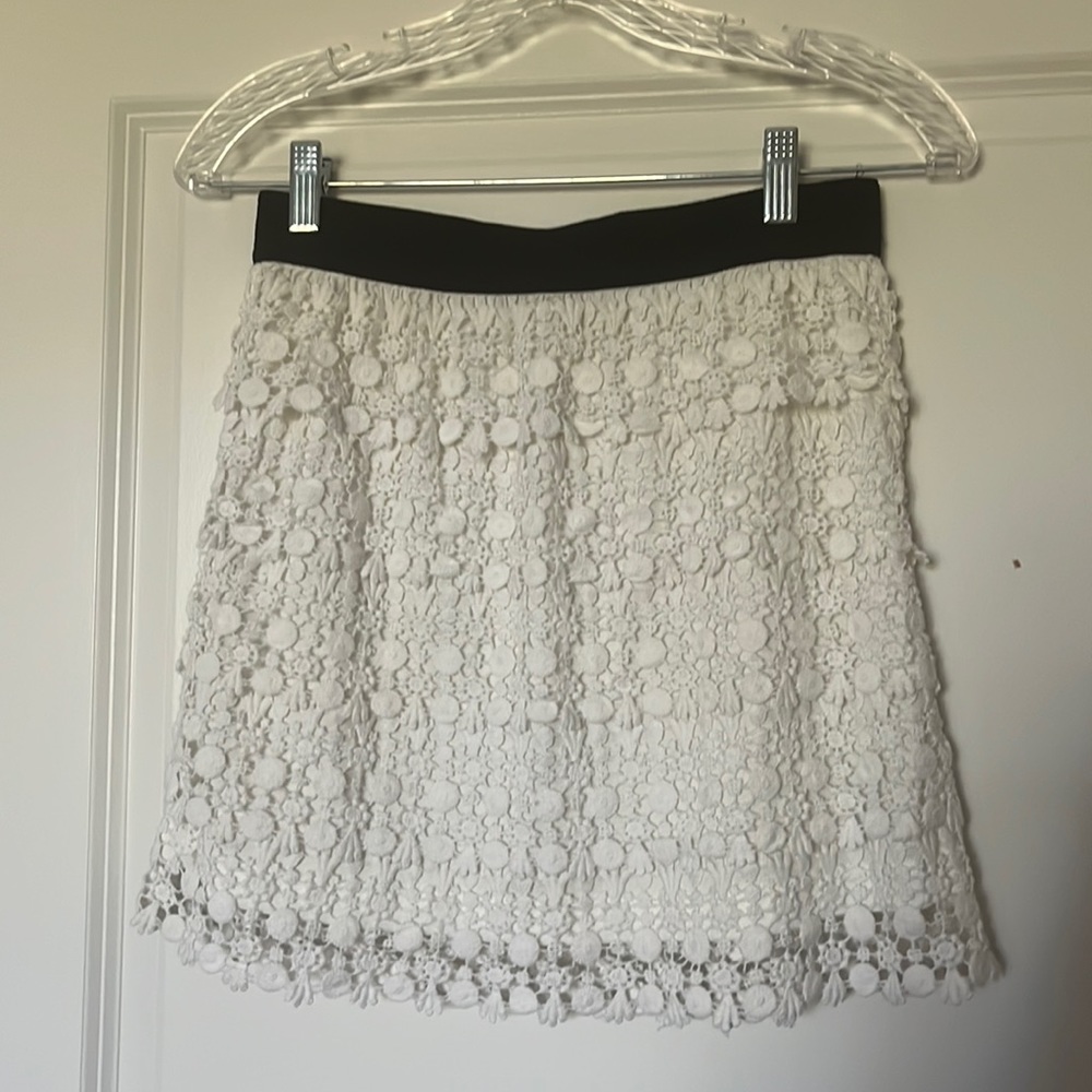 Woman’s white flower skirt. Size 34. Brand reserved